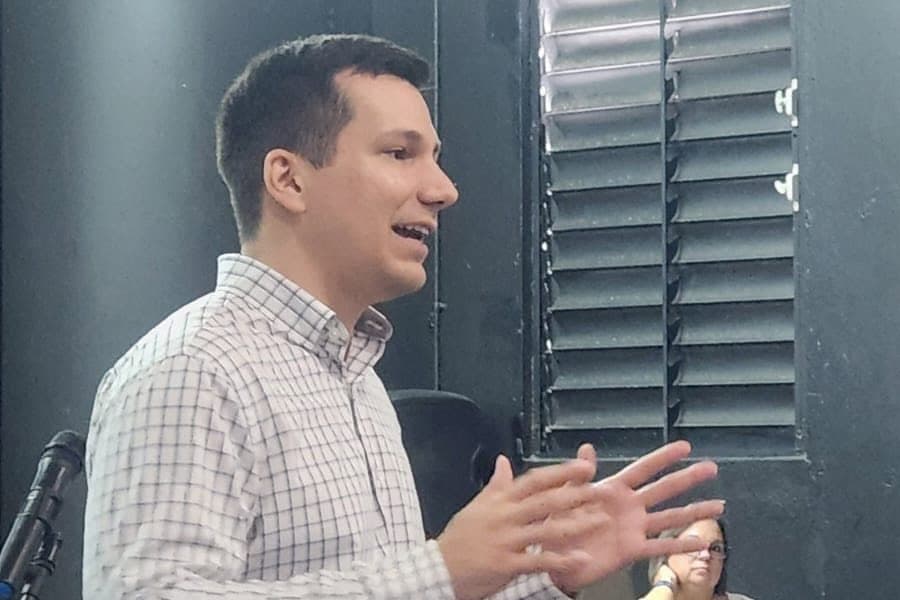 Rodolfo Romañach dando una charla, explicando a la audiencia