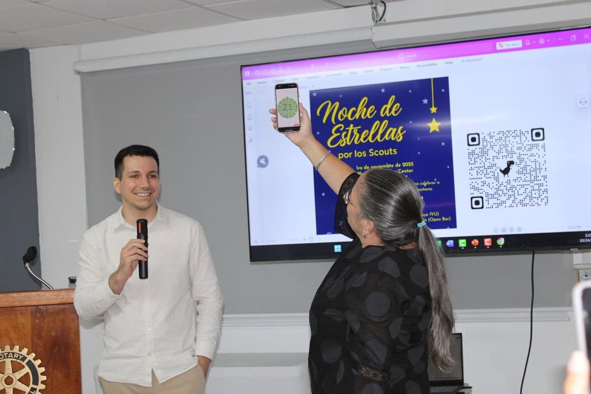 Rodolfo Romañach dando una charla con micrófono mientras una persona del público participa